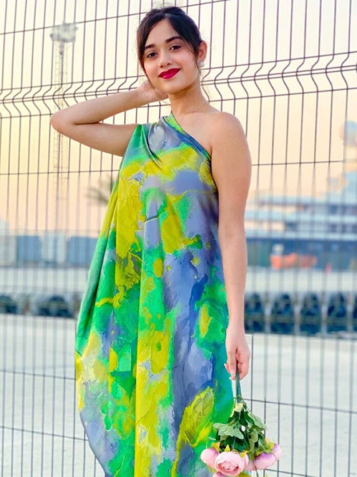 हिजाब से वेस्टर्न ड्रेस तक, वायरल है जन्नत का लुक  