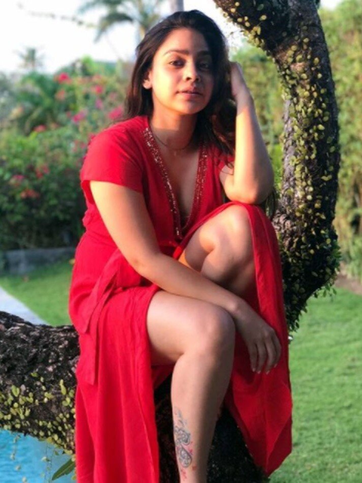 सुमोना चक्रवर्ती ग्लैमरस लुक 