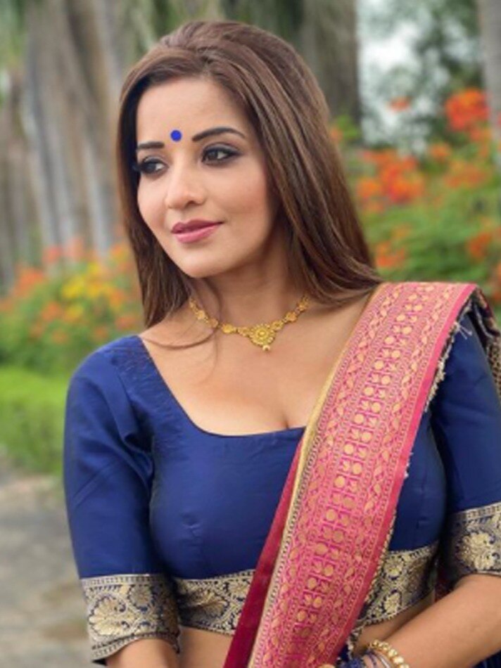 मोनालिसा का ग्लैमरस साड़ी लुक 