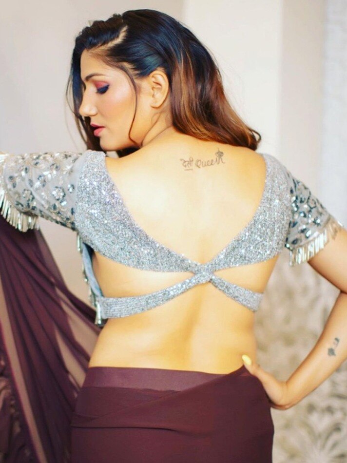 सपना चौधरी का बैकलेस अंदाज