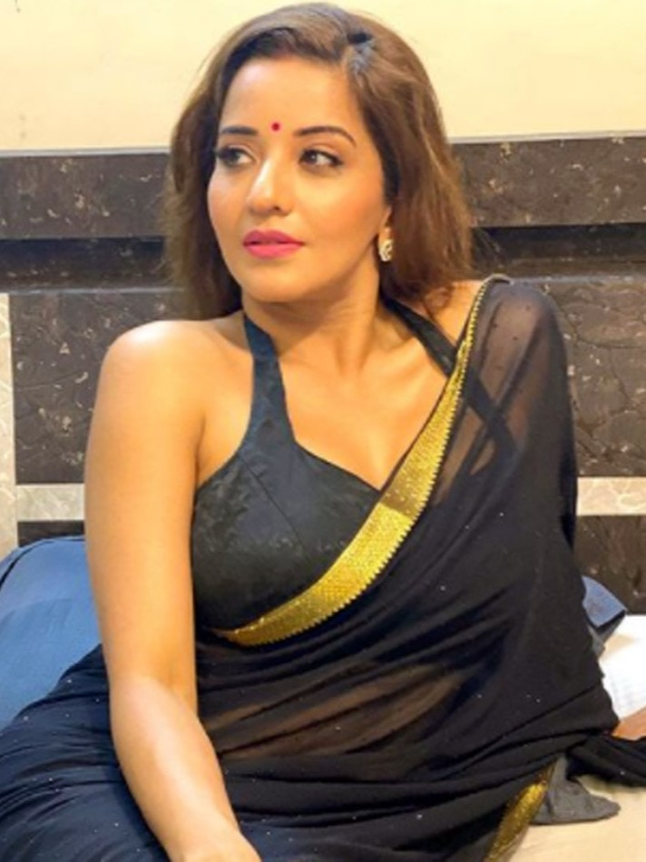 ब्लैक साड़ी में मोनालिसा का ग्लैमरस लुक