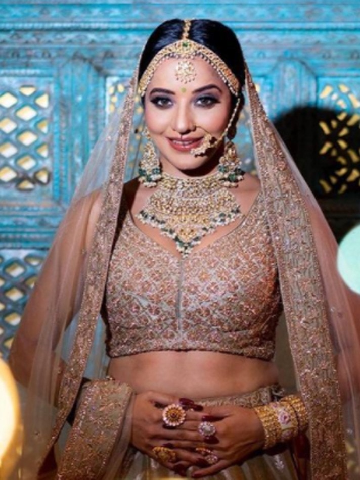  मोनालिसा का रॉयल लुक