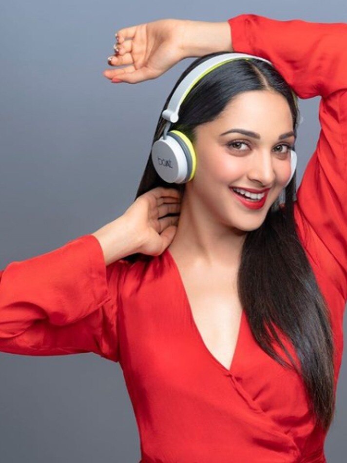 ऑरेंज-रेड में कियारा का स्टाइलिश अंदाज