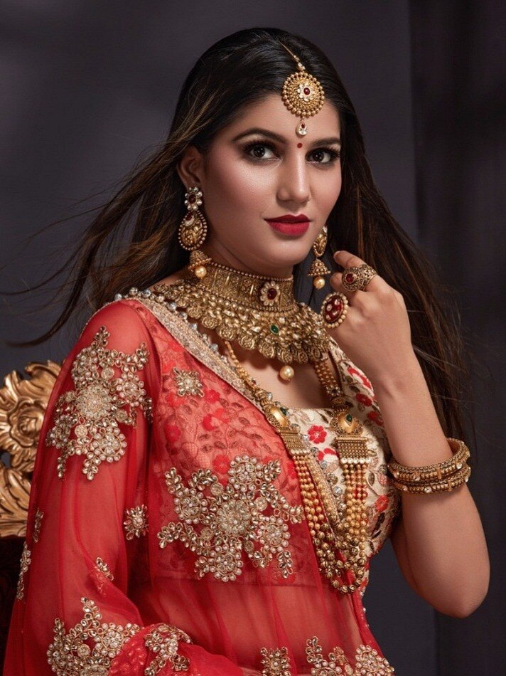 सपना चौधरी रॉयल लुक में भी ढाती हैं कहर