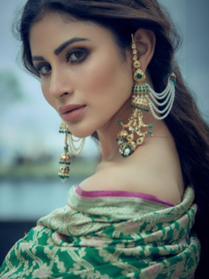 बिना ब्लाउज के साड़ी में मौनी का गॉर्जियस लुक