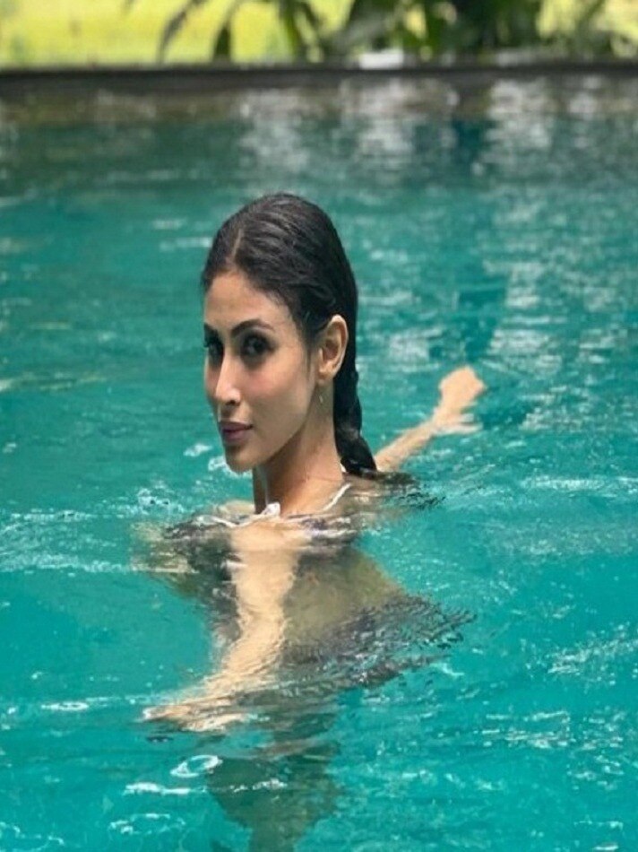 मौनी रॉय का पूल किनारे कूल अंदाज