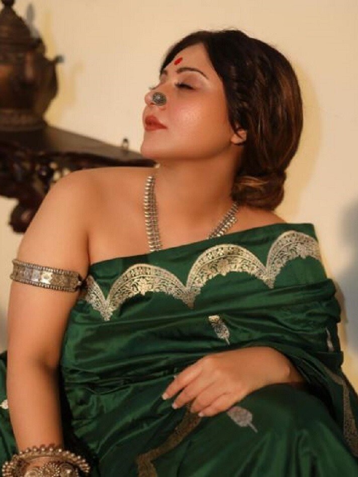 উন্মুক্ত পিঠে স্বস্তিকার মোহময়ী রূপ! 