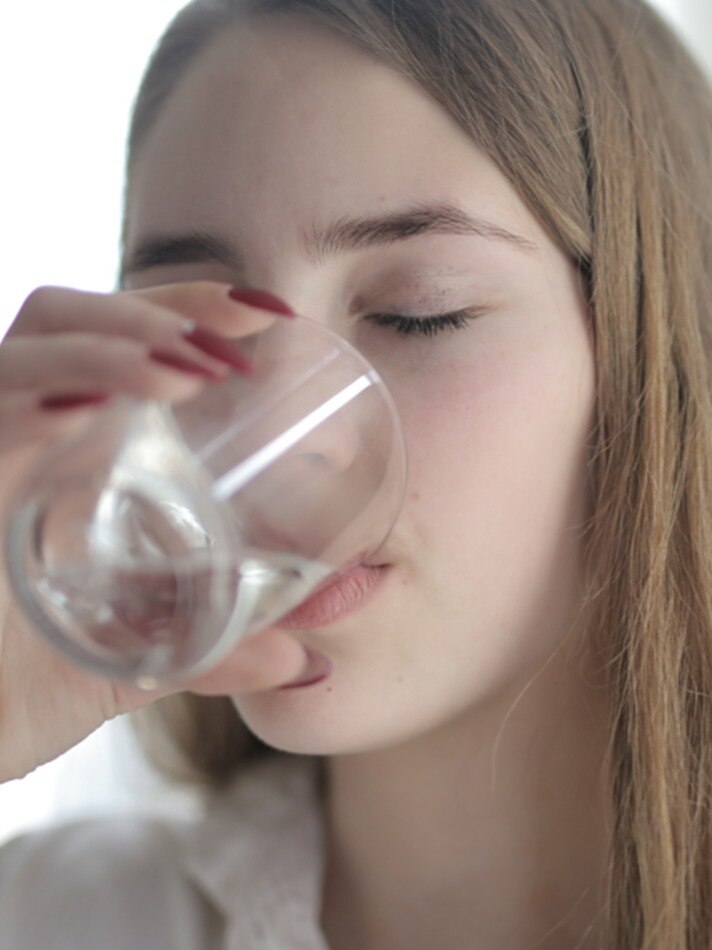 क्या आप भी खाने के साथसाथ पीते हैं पानी? Drinking water while eating