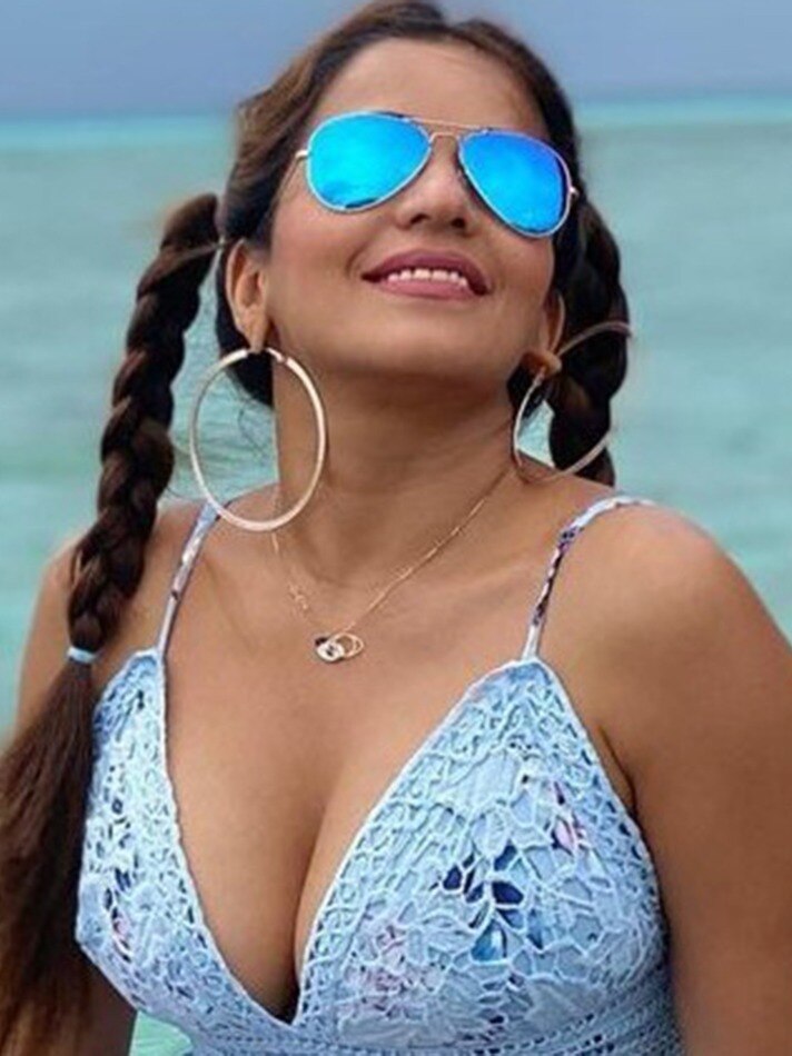 मालदीव में मोनालिसा की सी-साइड मस्ती