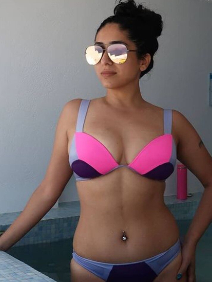 बिकिनी में नेहा भसीन का ग्लैमरस अंदाज