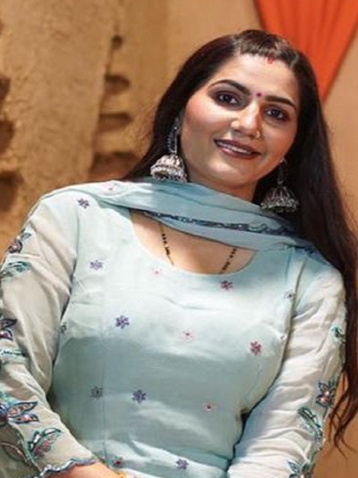 सपना ने पति का भैंसों को नहलाते हुए बनाया वीडियो