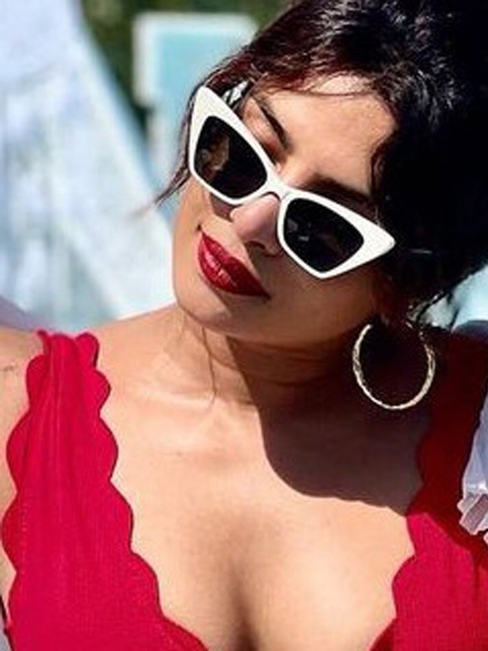 प्रियंका चोपड़ा की बीच पर मस्ती