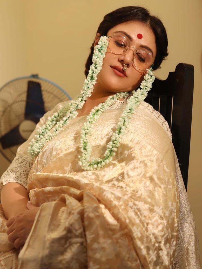 পুলের ধারে খোলামেলা স্বস্তিকা, দেখুন 