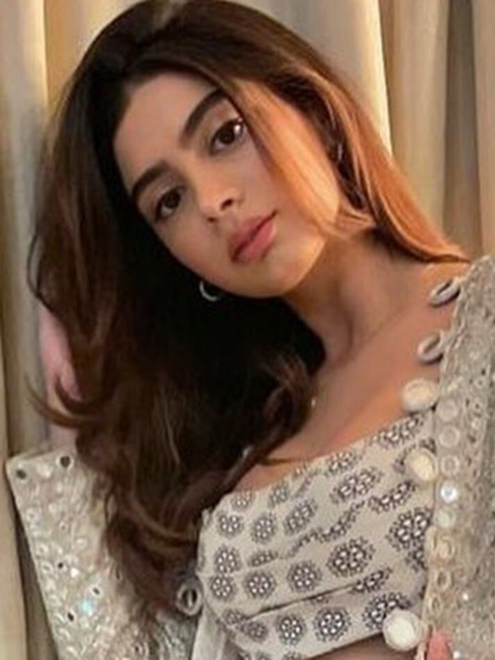 1 लाख की ड्रेस में खुशी कपूर का स्टनिंग लुक 