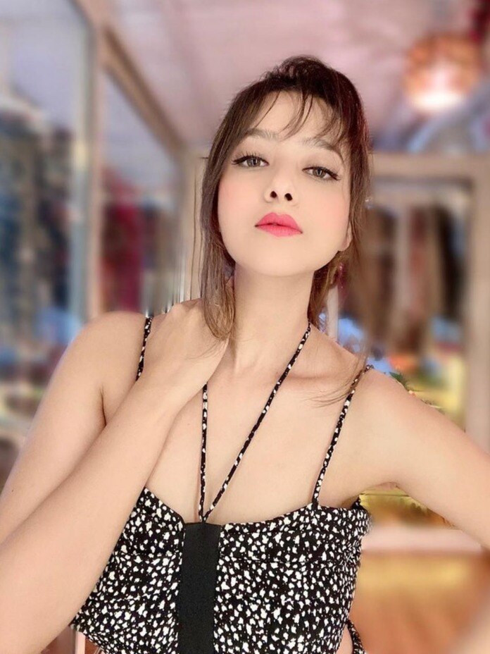 মনোকিনিতে মিঠুন চক্রবর্তীর পুত্রবধূ