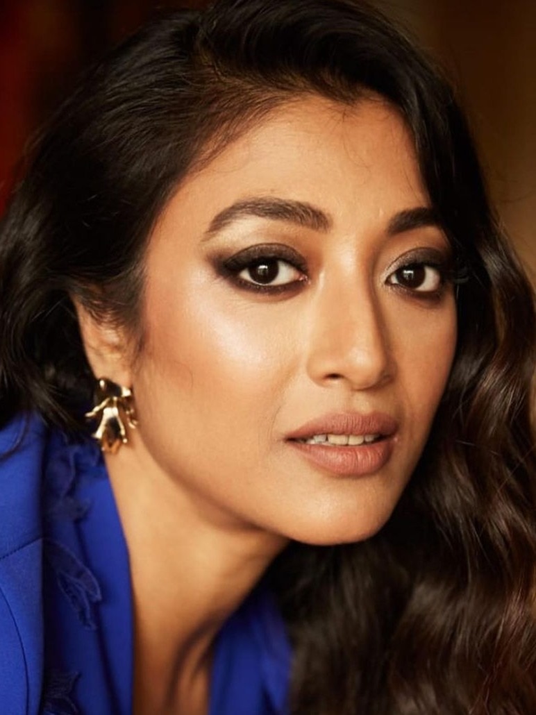 বিকিনি থেকে ন্যুড! সাহসী লুকে পাওলি