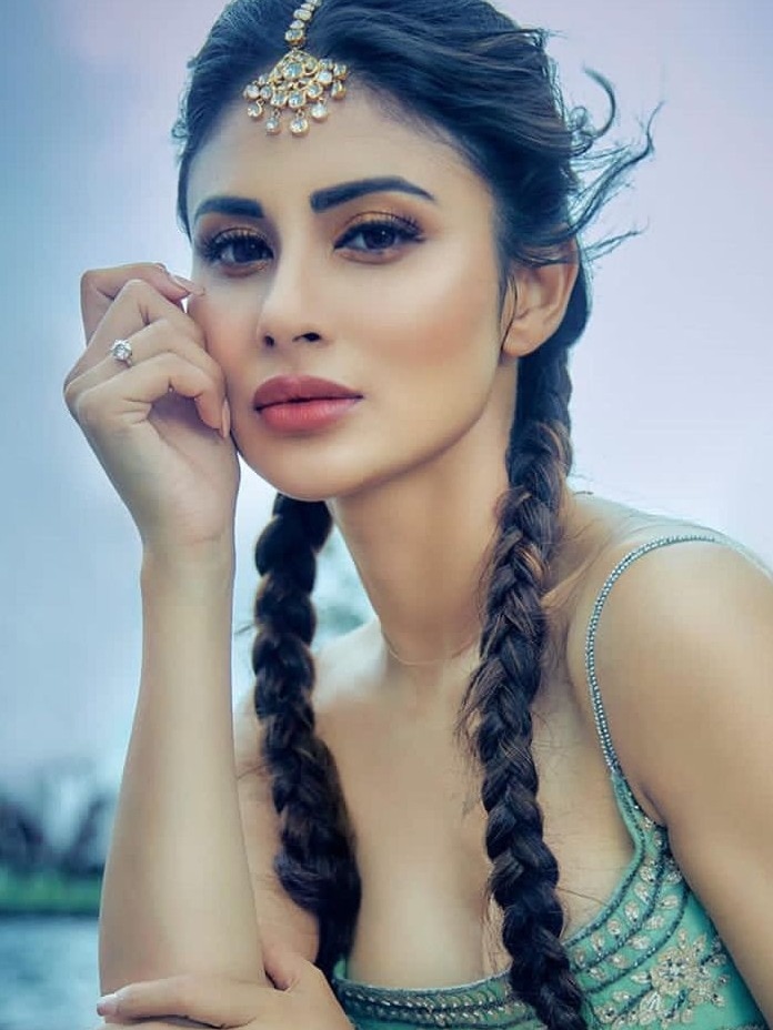 ব্রা-লেস ছবিতে উষ্ণময়ী মৌনী