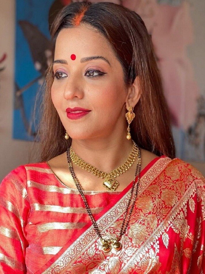 लाल बनारसी साड़ी में मोनालिसा का जलवा