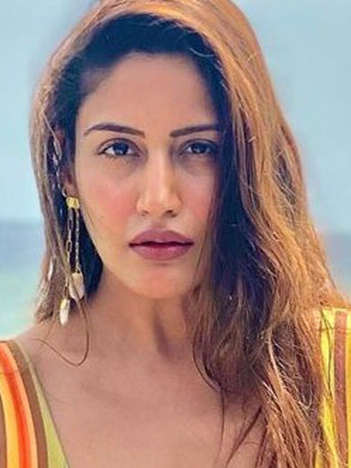 साड़ी से लेकर बिकिनी, कमाल लगती हैं सुरभि 