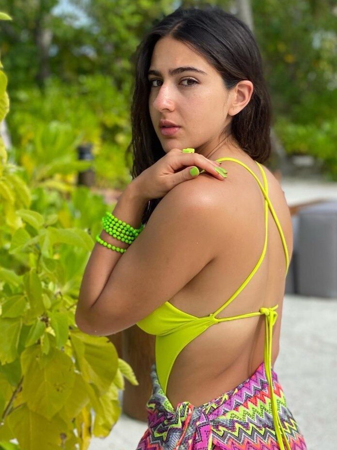 বিকিনিতে লাস্যময়ী সারা আলি খান