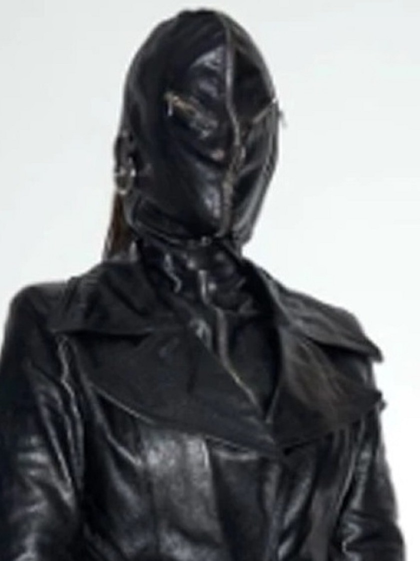 सिर से पांव तक लेदर! देखें कौन है यह सेलिब्रिटी 