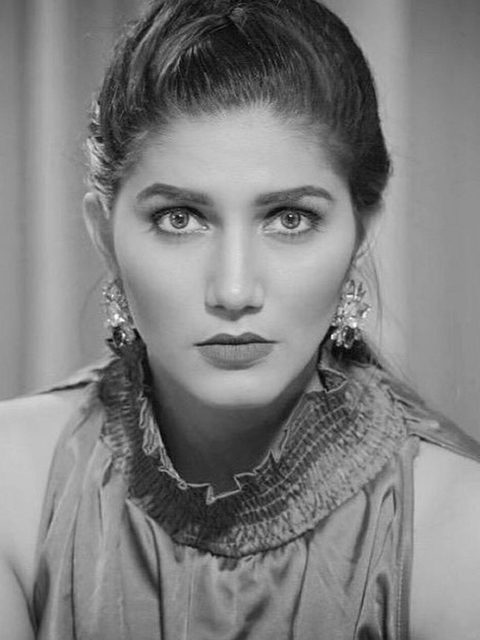 सपना के आगे हाथ जोड़े सलमान! फोटो देखी?