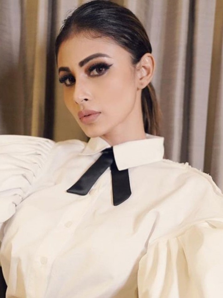 पफ्ड स्लीव शर्ट में मौनी का रैवेशिंग लुक