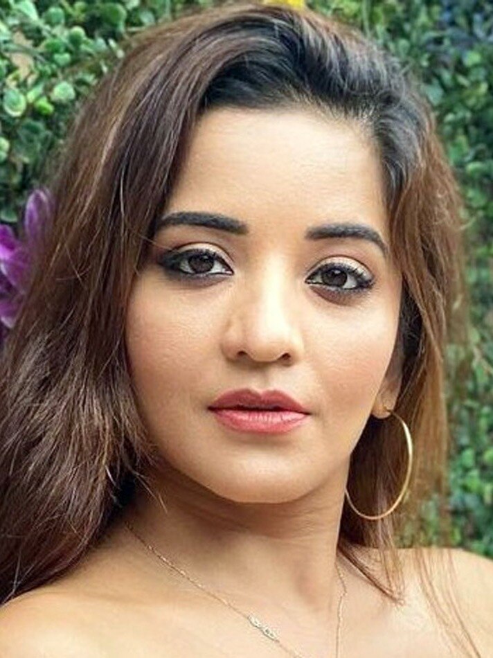 मालदीव से लौटीं मोनालिसा का जंपसूट लुक