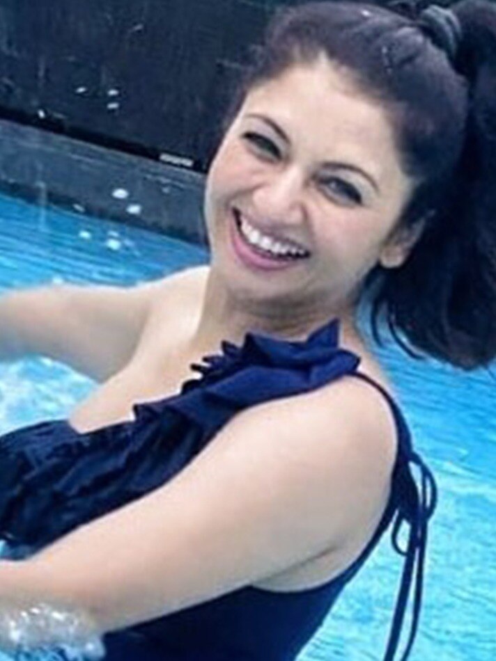 52 की उम्र में ऐसी फिटनेस! पूल में उतरीं भाग्यश्री 