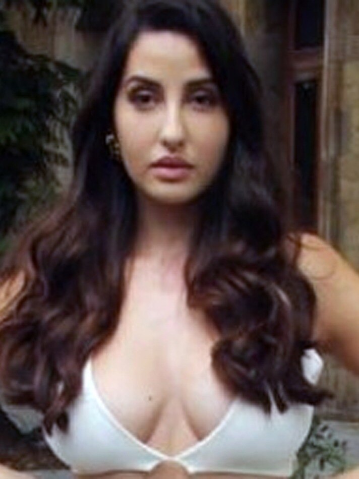 रिवीलिंग ड्रेस में नोरा, फ्लॉन्ट किए कर्व्स 