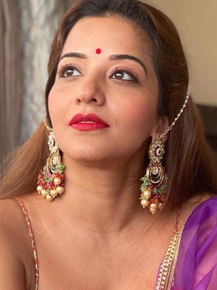 रेड-पर्पल ड्रेस में 'ब्यूटी क्वीन' बनीं मोनालिसा