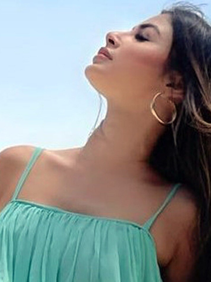 सी-ब्लू मैक्सी ड्रेस में मौनी का स्टनिंग लुक