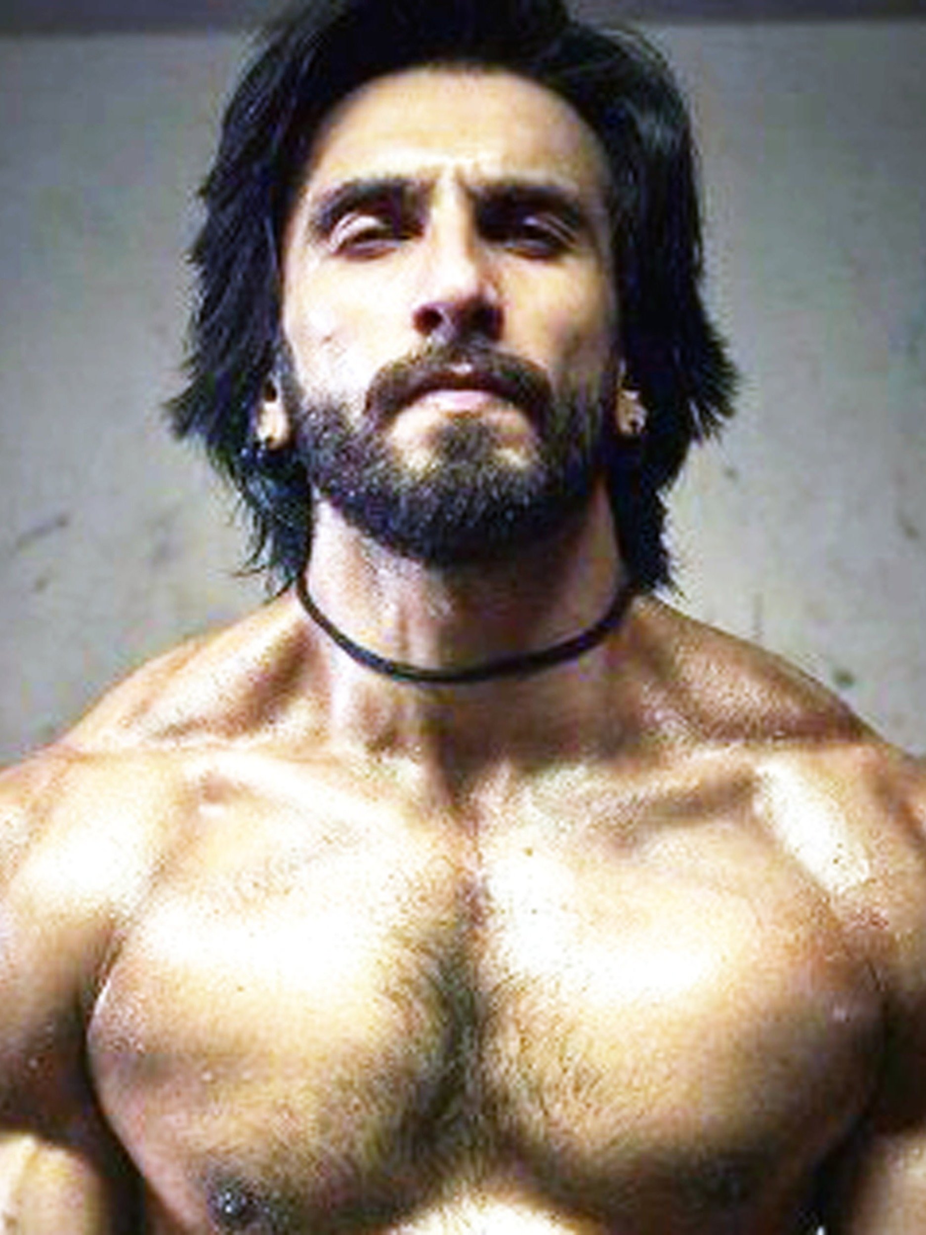 एक्टर रणवीर सिंह ने दिखाई मस्कुलर बॉडी