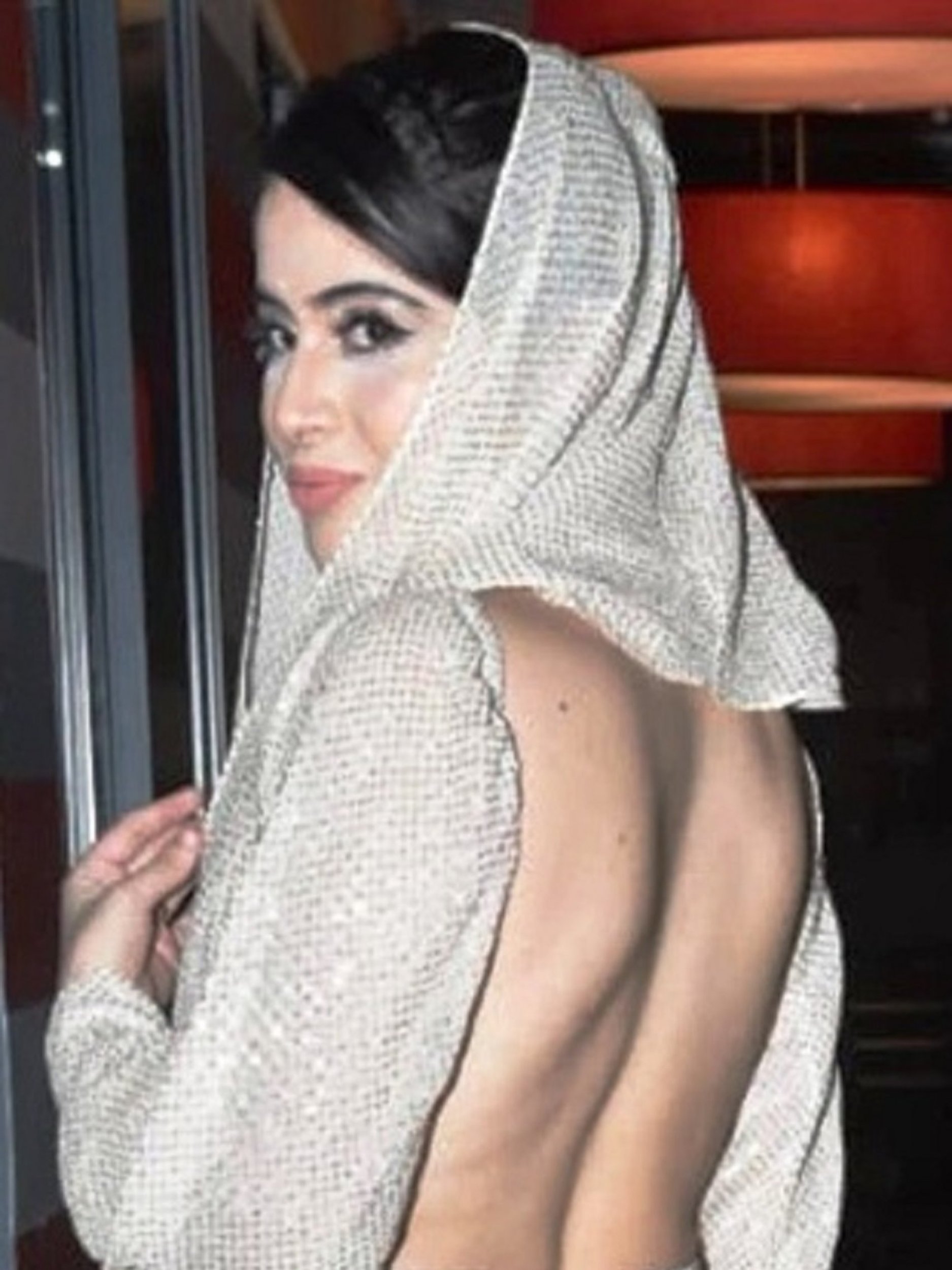 बैकलेस ड्रेस, सिर पर दुपट्टा! उर्फी का नया लुक