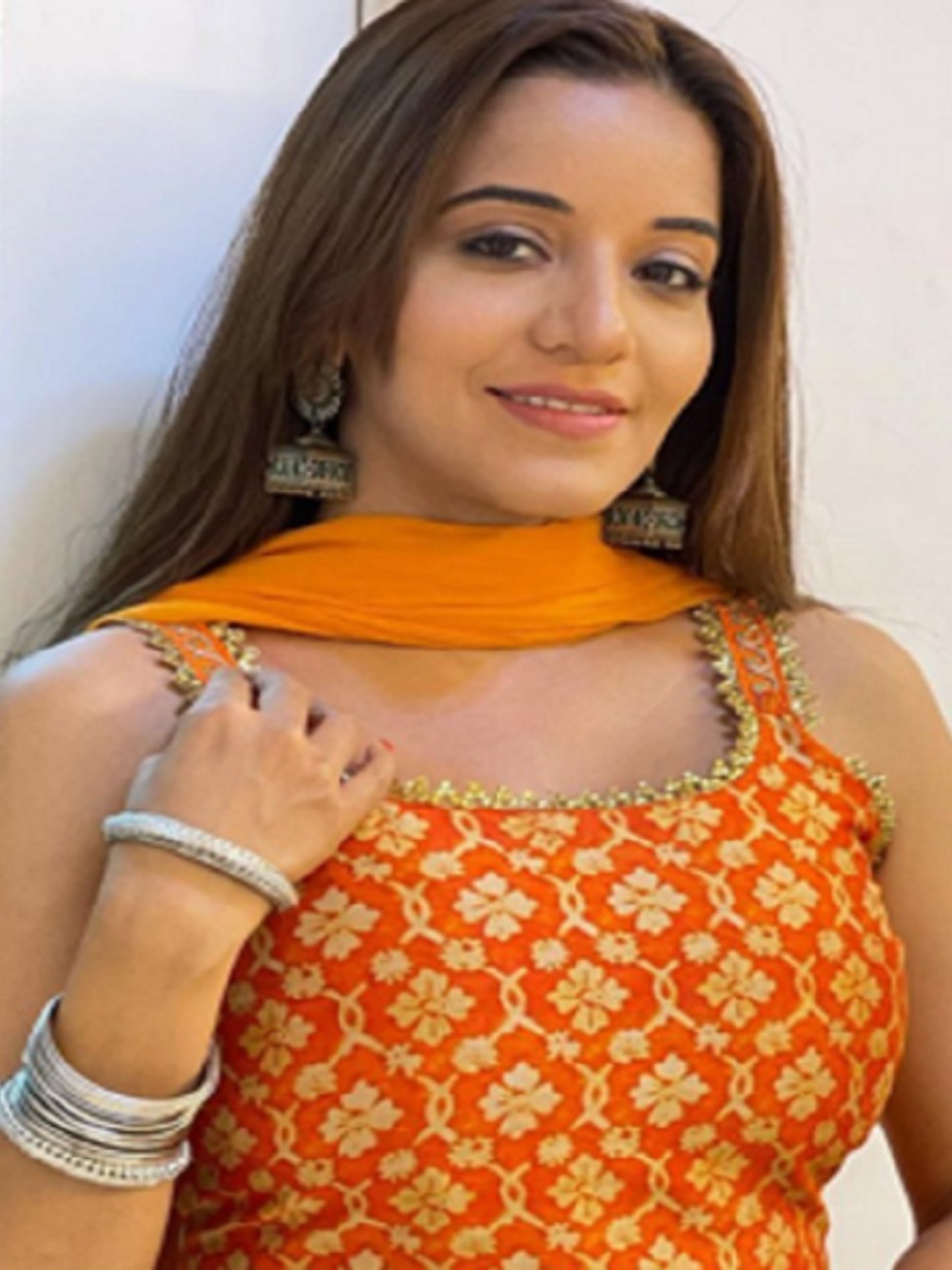 ऑरेंज सूट में मोनालिसा का ट्रेडिशनल अवतार