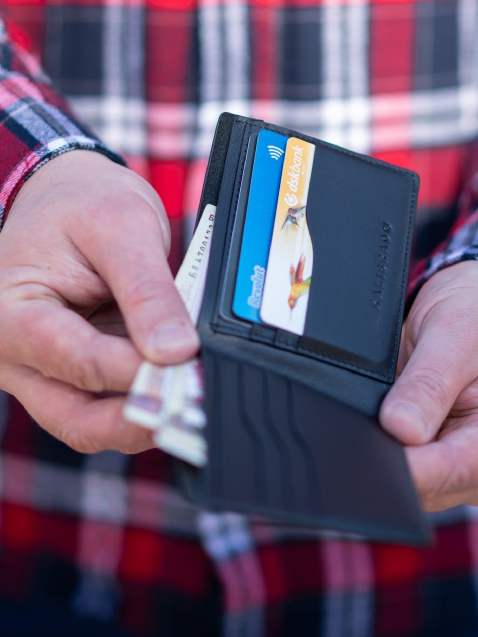 পার্সে এইগুলো রাখছেন? আসবে না টাকা