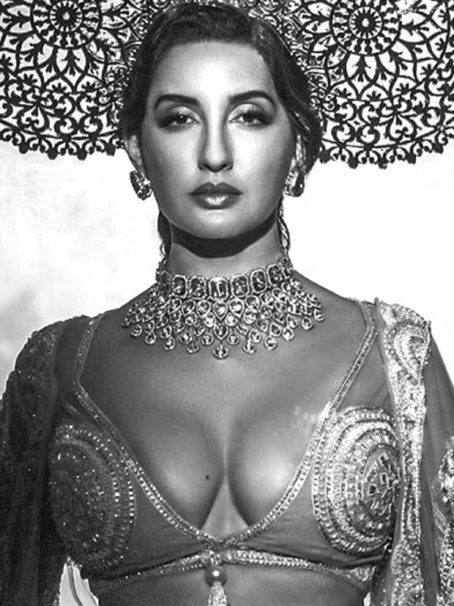 थाई हाई स्लिट लहंगे में नोरा फतेही का सिजलिंग लुक