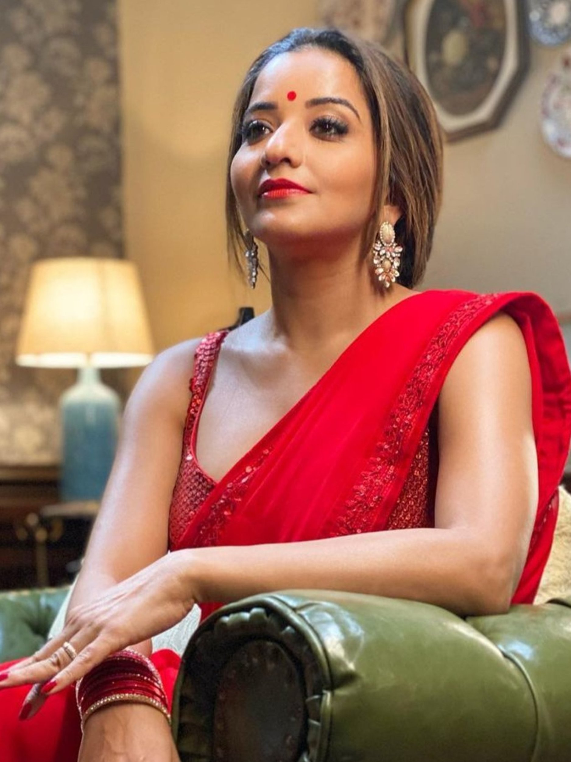 Red Alert! লাল শাড়িতে 'আগুন' মোনালিসা