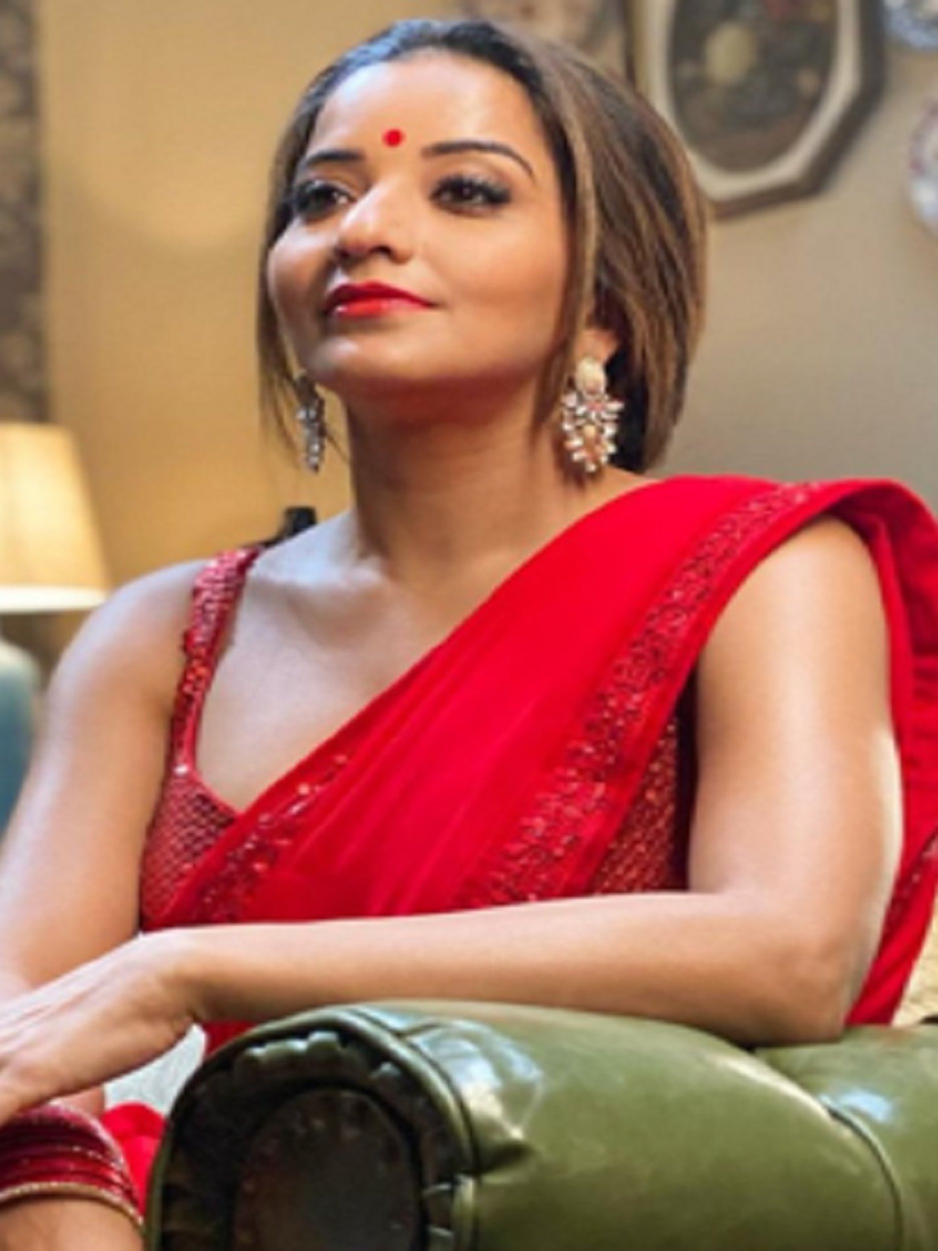 लाल साड़ी में मोनालिसा ने फैंस को किया 'अलर्ट'