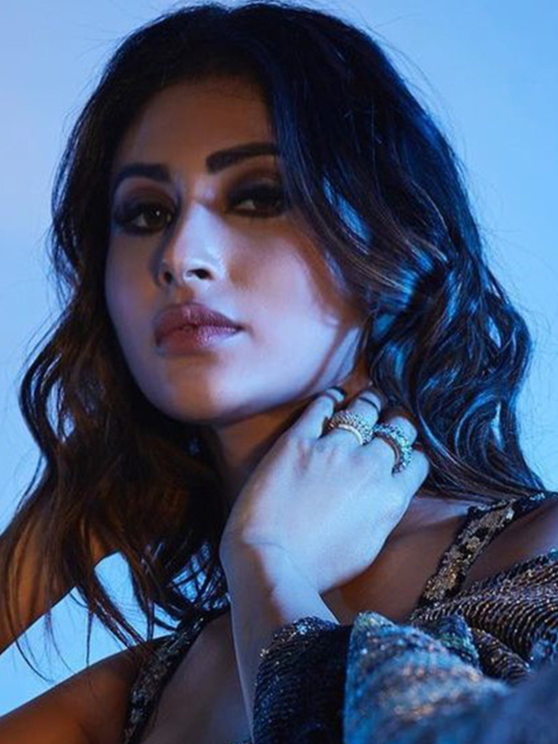 ब्लू सीक्वेंस साड़ी में मौनी रॉय की दिलकश अदाएं