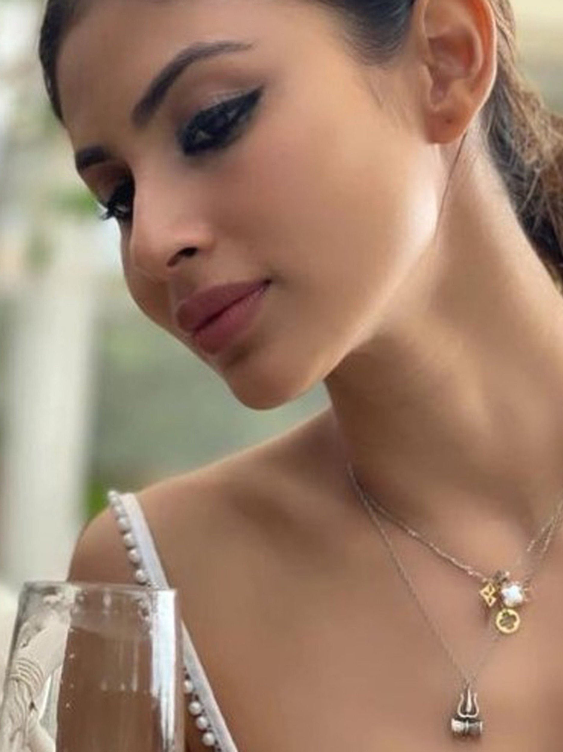 मौनी रॉय कुछ यूं कर रहीं बर्थडे सेलिब्रेट