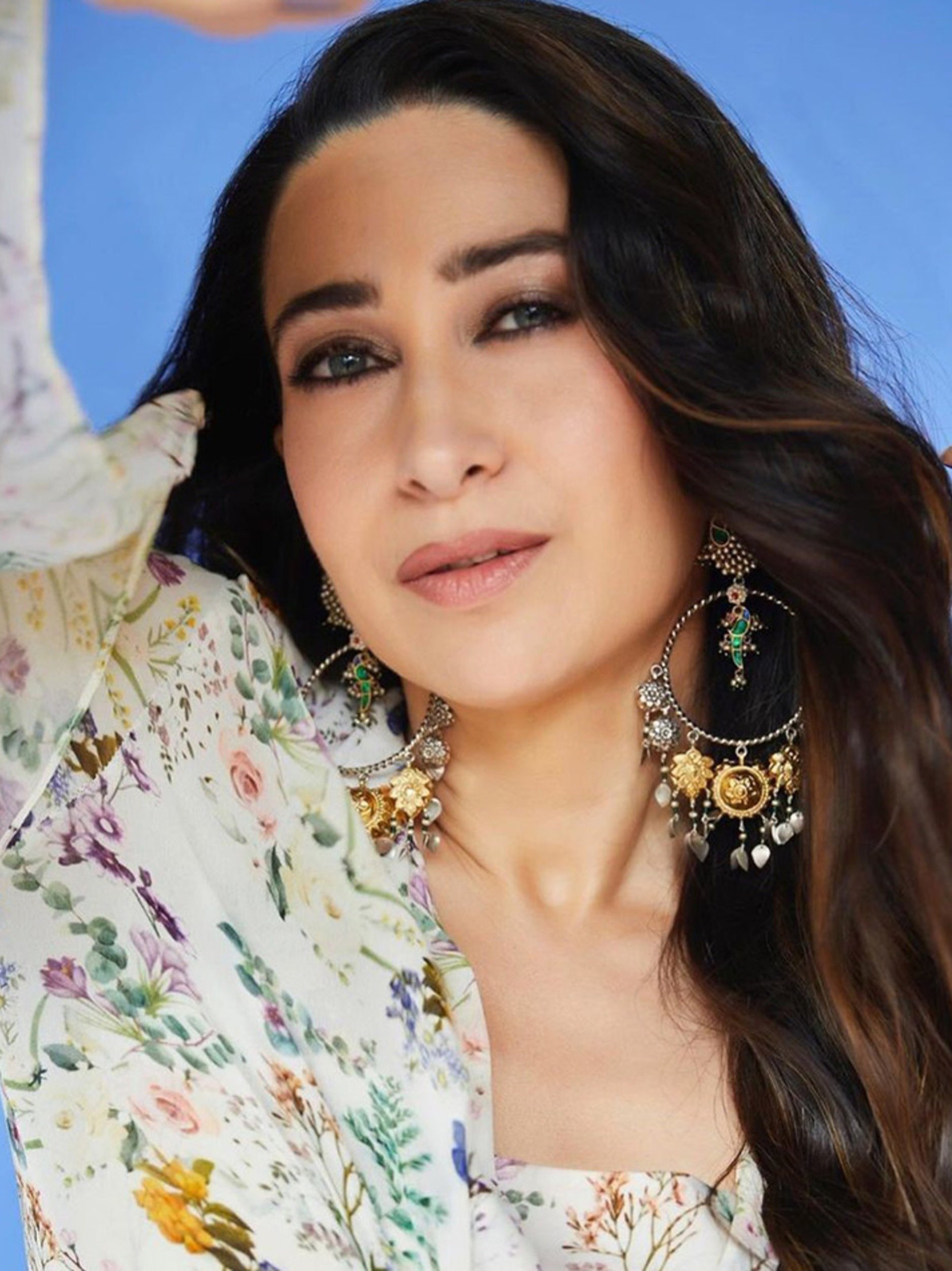 फ्लोरल ड्रेस में करिश्मा का डांस वीडियो वायरल