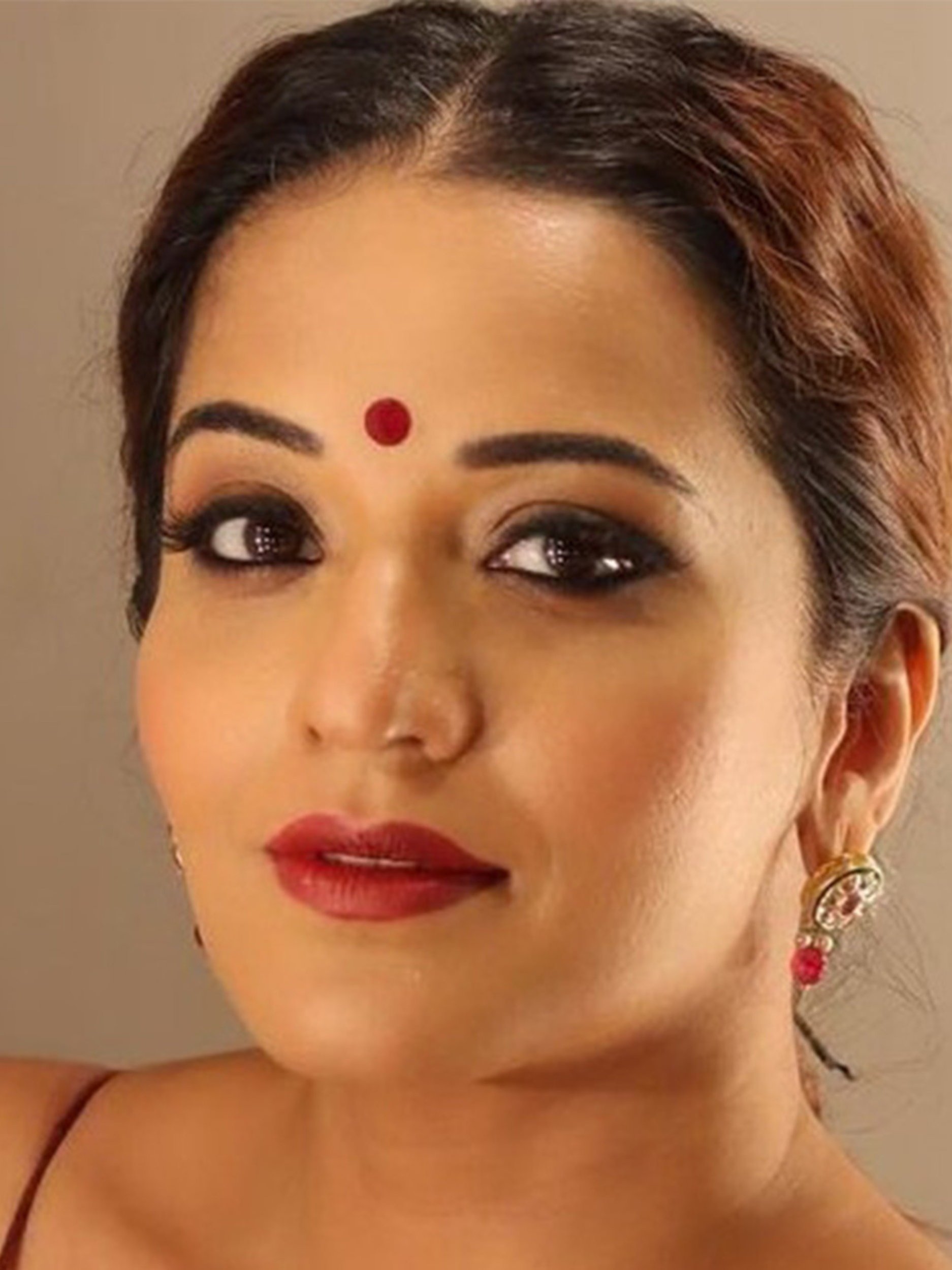 रेड सिल्क सूट में मोनालिसा लग रहीं गजब