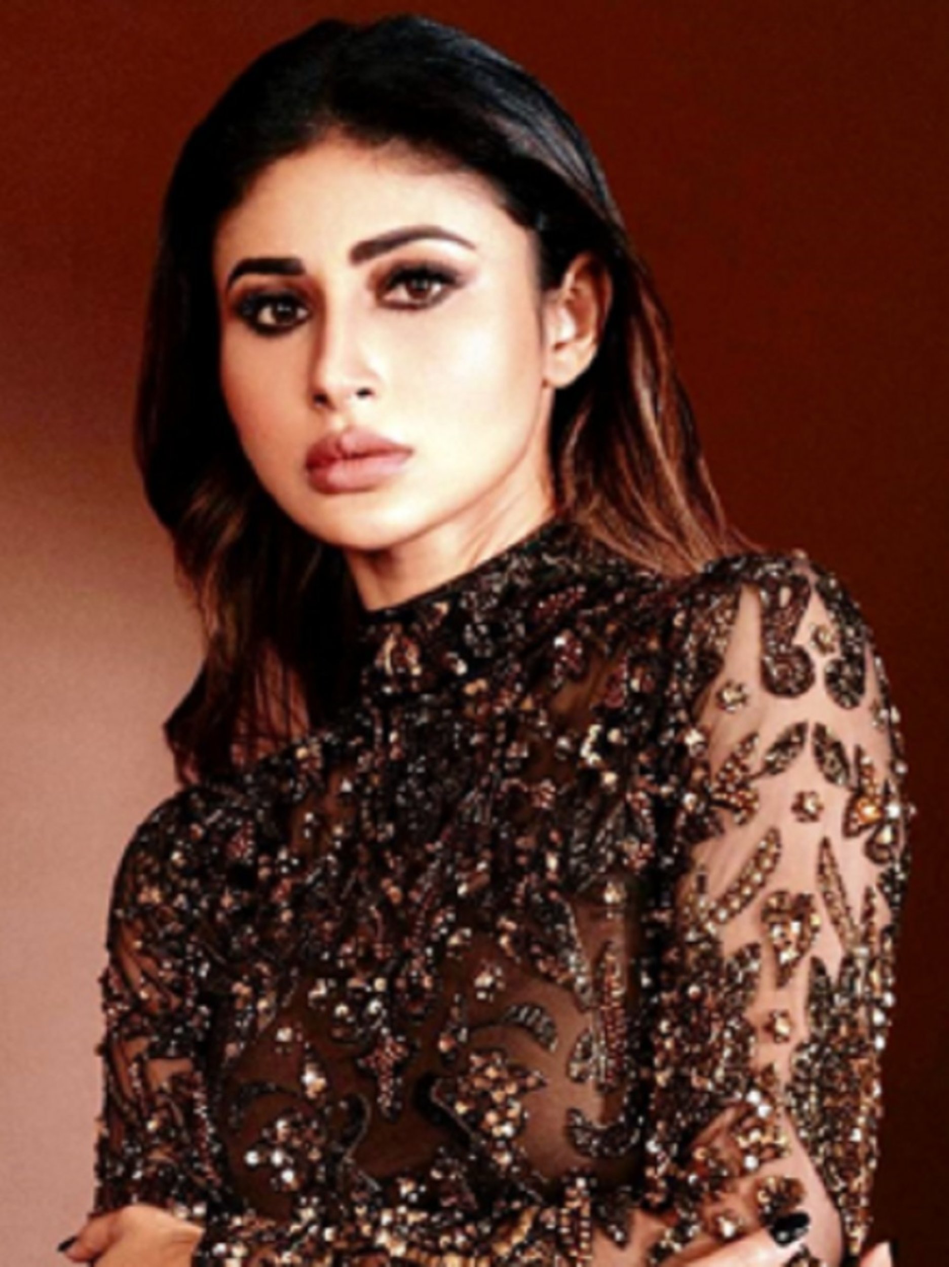 मौनी रॉय ने ब्राउन ड्रेस में कराया फोटोशूट