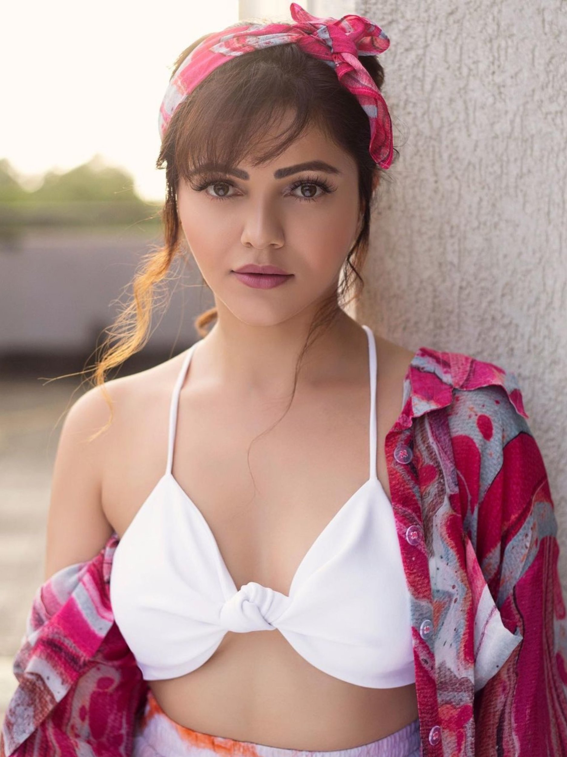 वाइट ब्रालेट, प्रिंटेड जैकेट में रुबीना का बोल्ड लुक