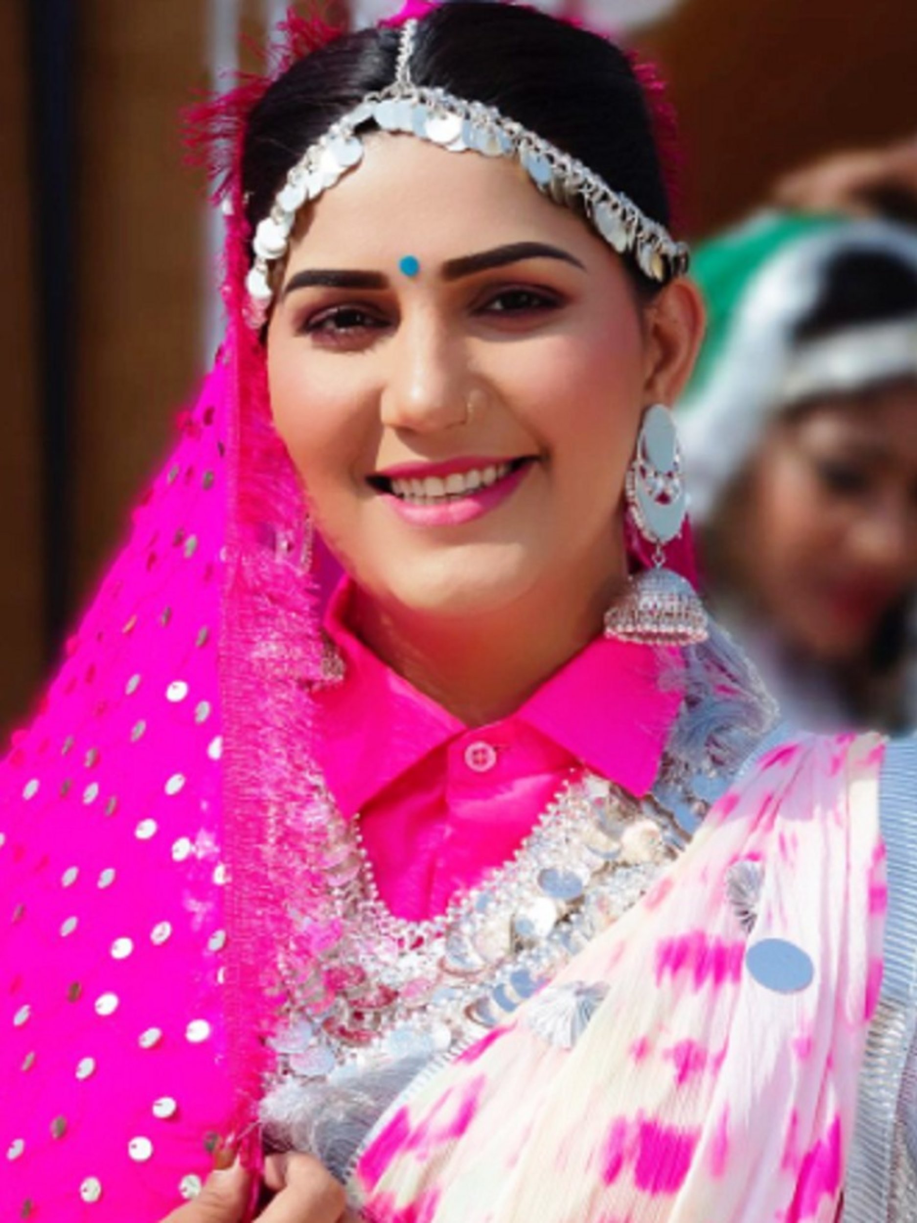 सपना ने लहंगे में चलाई कार, देखें रॉकिंग वीडियो