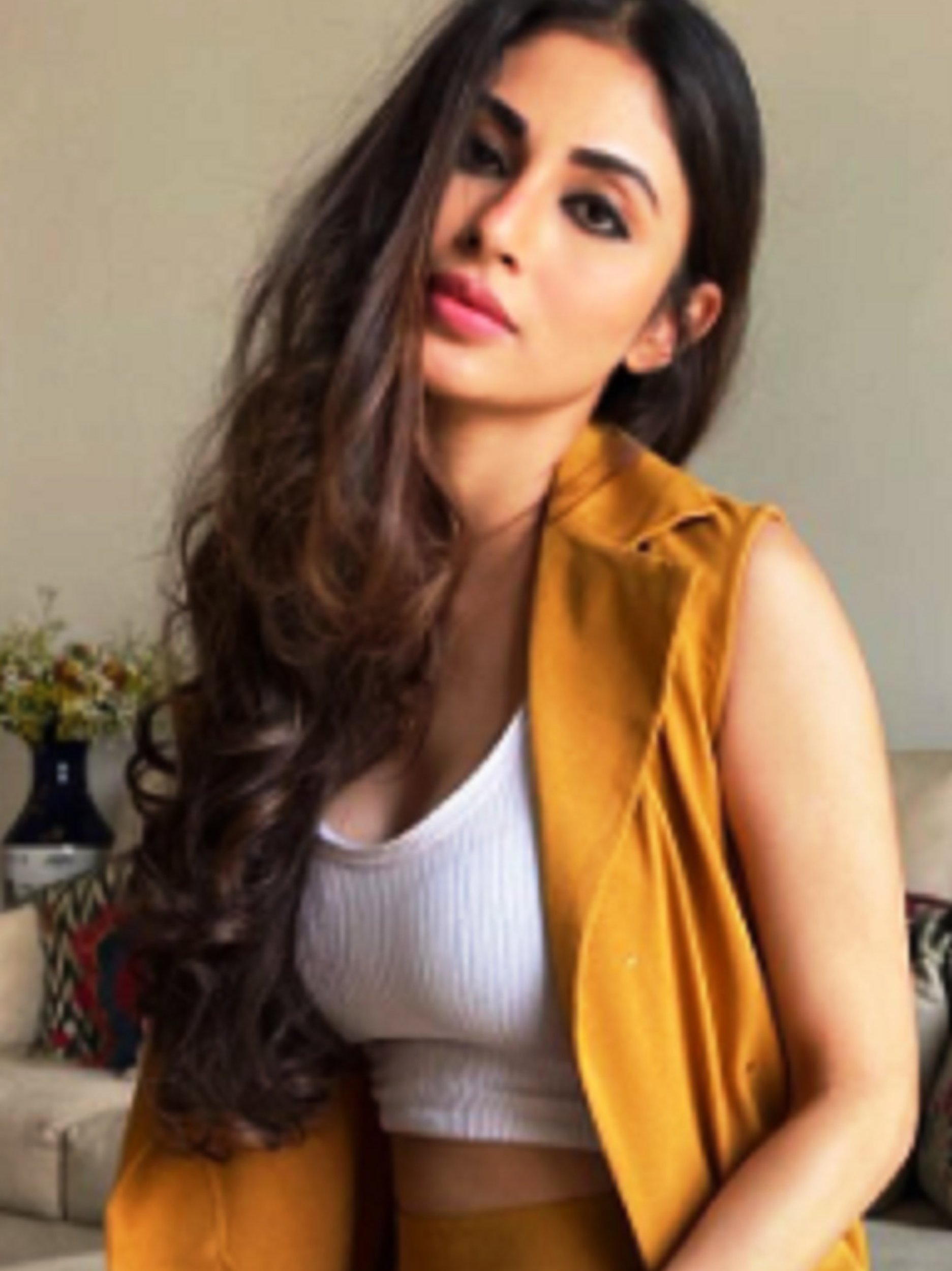 कैजुअल ट्राउजर लुक में मौनी का ग्लैमरस अवतार