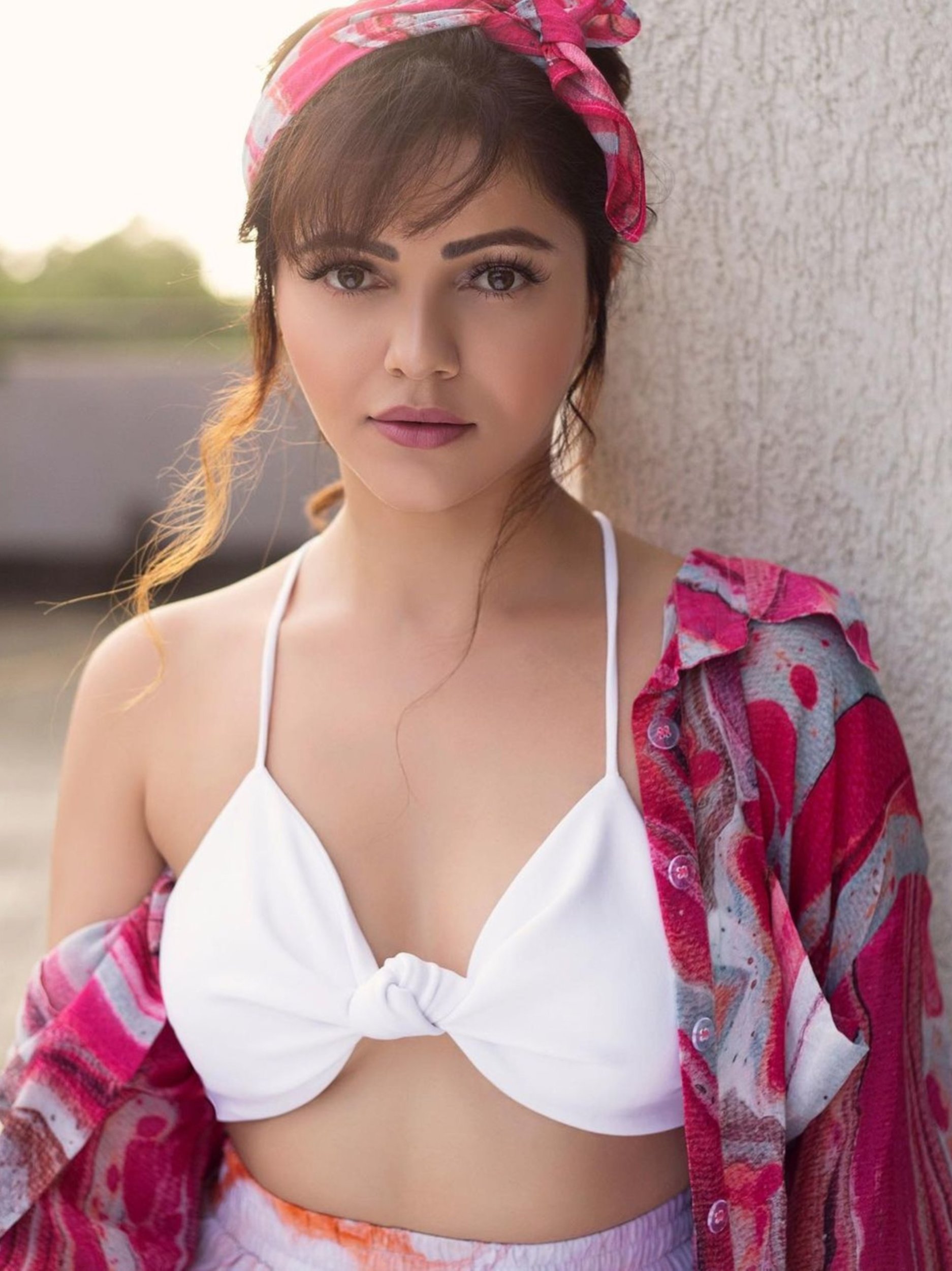 সাদা ব্রালেট, প্রিন্টেড শ্রাগে রুবিনার হ্যাপেনিং লুক