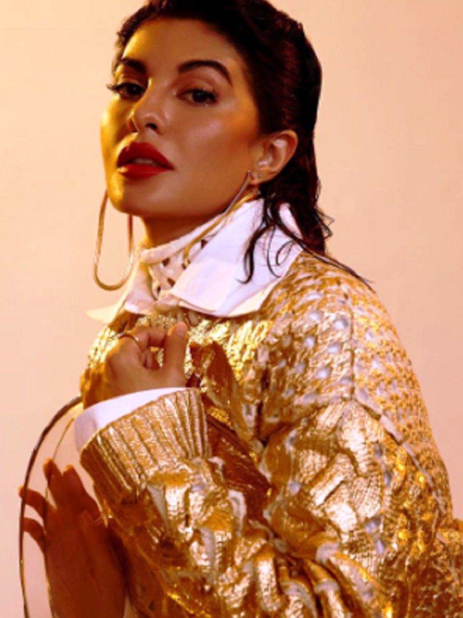 जैकलीन ने ग्लैमरस अंदाज में टोन्ड लेग्स किए फ्लॉन्ट