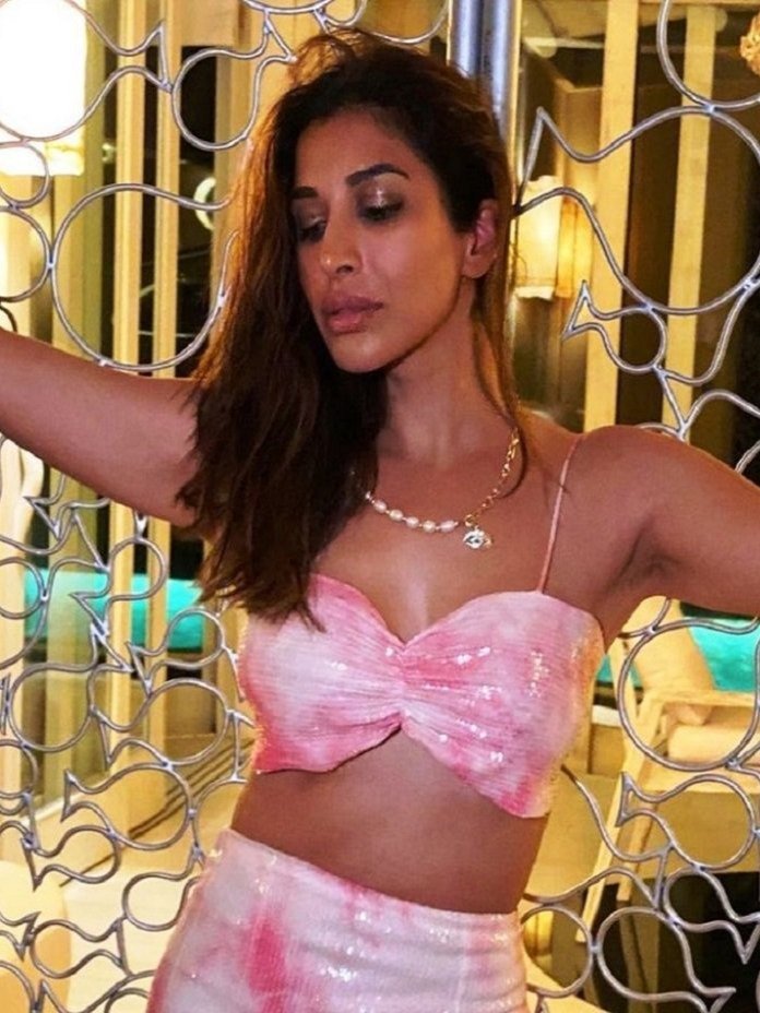 ब्रालेट-हाई स्लिट ड्रेस में सोफी चौधरी की अदाएं